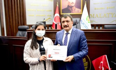 Selahattin Gürkan, dereceye giren öğrencilere ödüllerini verdi