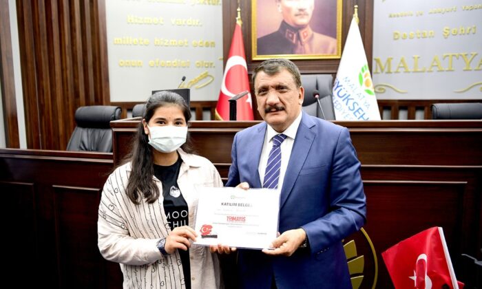 Selahattin Gürkan, dereceye giren öğrencilere ödüllerini verdi