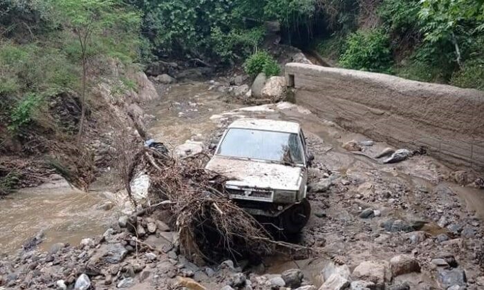 Sele kapılan otomobil 2 kilometre uzakta bulundu