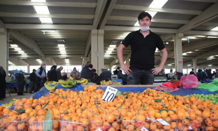 Semt pazarlarında fiyatların düşmesi vatandaşın yüzünü güldürdü