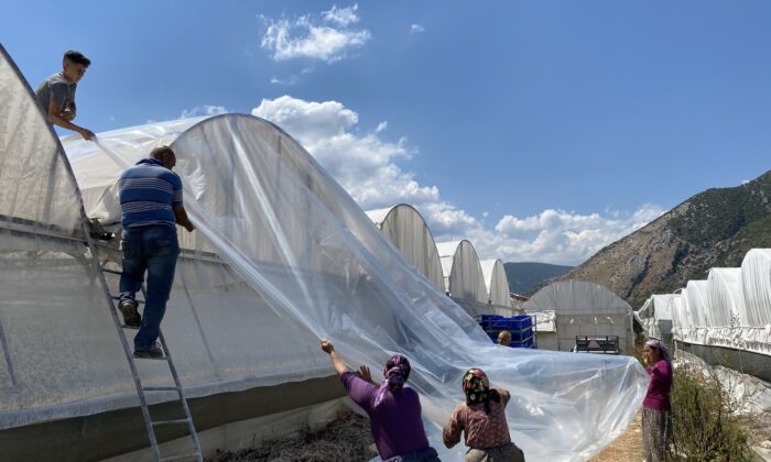 Seraların naylonlarını uçuran hortum anı kamerada