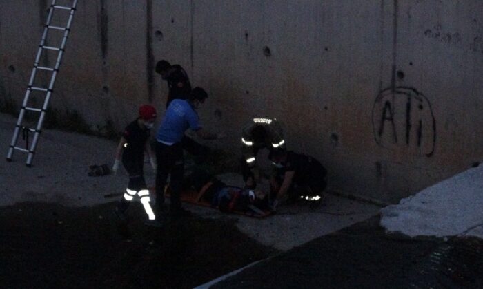 Serinlemek için girdiği derede mahsur kaldı