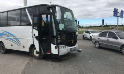 Servis midibüsleri çarpıştı: 1 yaralı