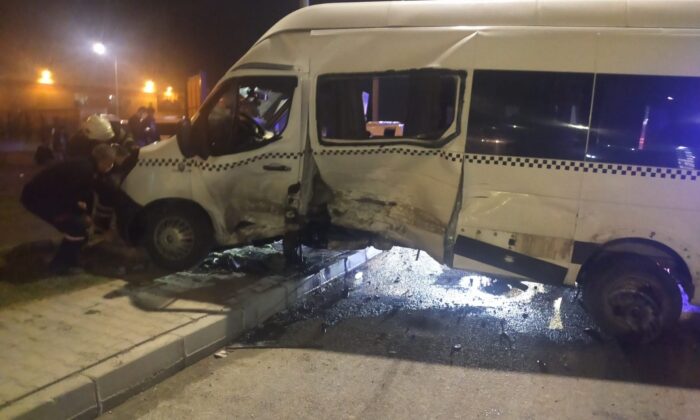 Servis minibüsü ile otomobil kavşakta çarpıştı