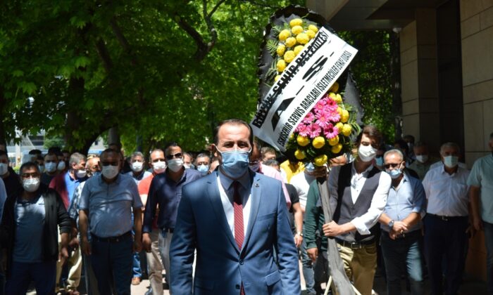 Servisçilerden Eskişehir Büyükşehir Belediyesinin önüne siyah çelenk