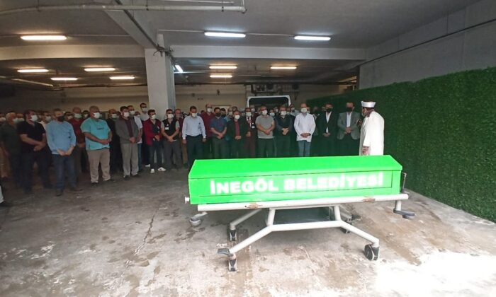 Sevilen sağlık memuruna veda