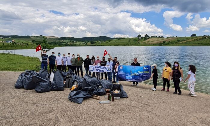 Sevindikli doğası gönüllülerin elleriyle temizlendi