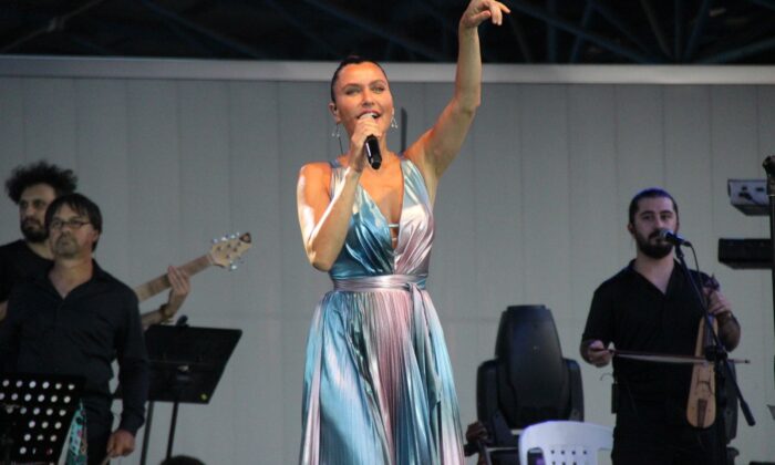 Şevval Sam en güzel türküleri ile İzmit’in kurtuluş coşkusuna ortak oldu