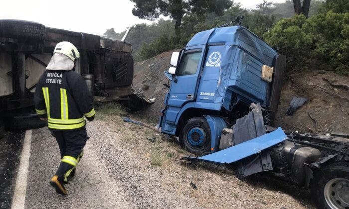 Seydikemer’de TIR ve kamyon kazası