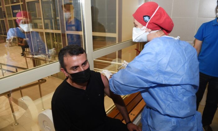 Seyhan Belediyesi çalışanlarının ilk doz aşıları yapıldı