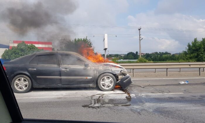 Seyir halinde alev alan otomobil itfaiye ekiplerince söndürüldü