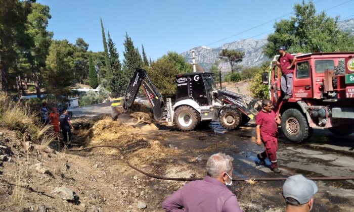 Seyir halindeki kamyonda bulunan balyalar yandı