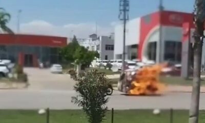 Seyir halindeki motosikletin römorku alev alev yandı