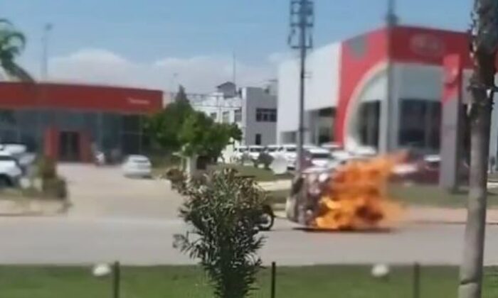 Seyir halindeki motosikletin römorku alev alev yandı