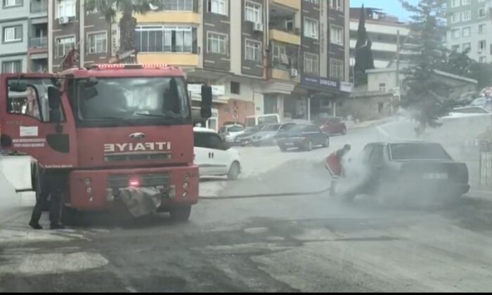 Seyir halindeki otomobil alev aldı, yangını itfaiye ekipleri söndürdü