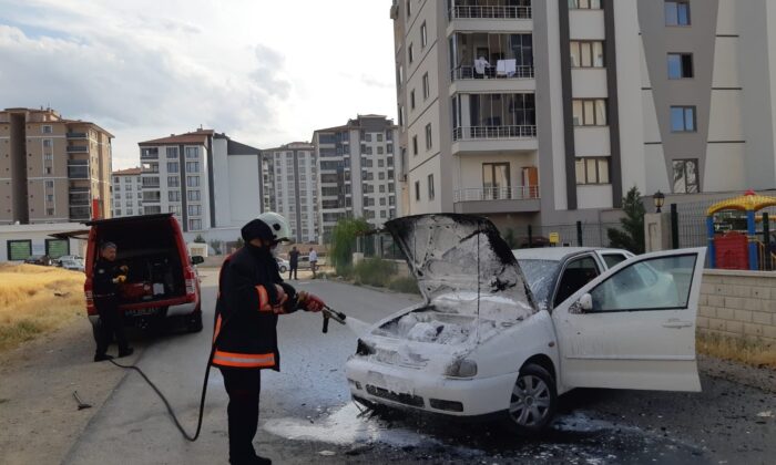 Seyir halindeki otomobil alev aldı