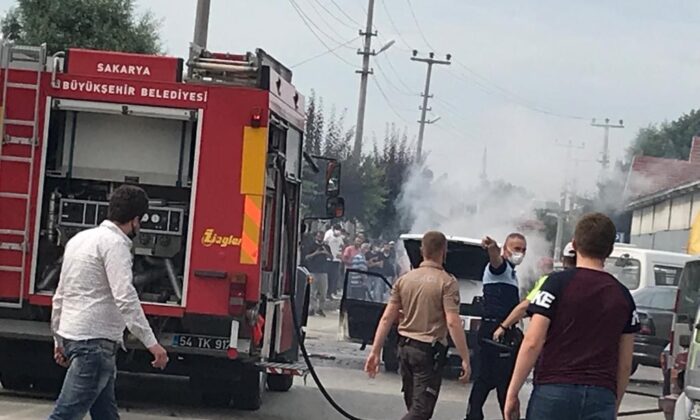 Seyir halindeki otomobil alev aldı