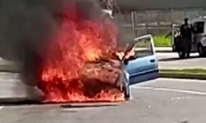 Seyir halindeki otomobil alev alev yandı