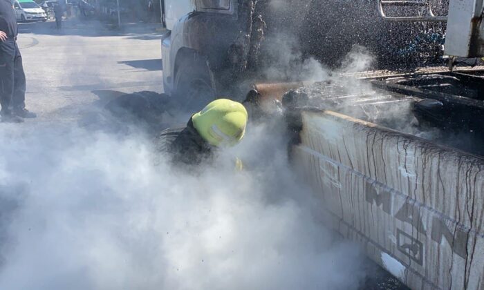 Seyir halindeki tır alev aldı