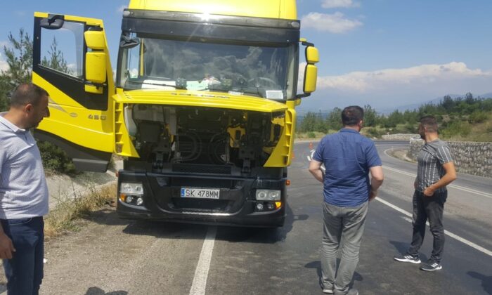 Seyir halindeki tır bir anda alev aldı