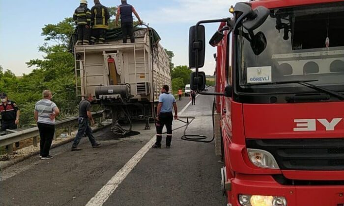 Seyir halindeki tırın lastiği patladı ve alev aldı