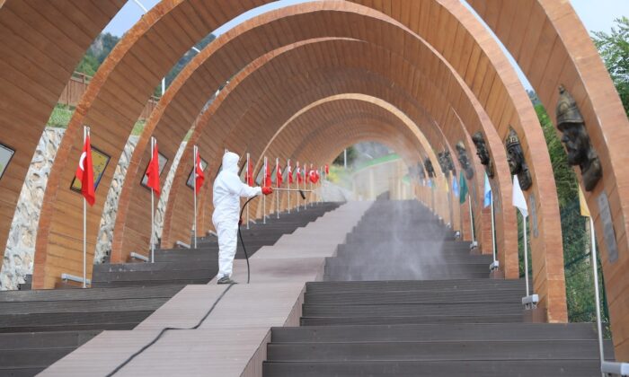 Seyir Tepesinde 405 bin metrekare dezenfekte mesaisi