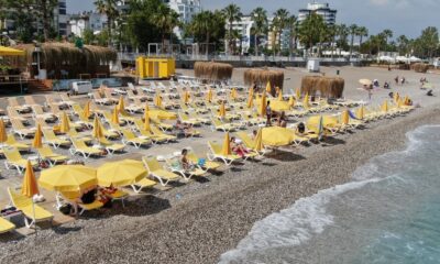 Şezlonglar 1.5 metre mesafeli olarak sahillerde yerini aldı