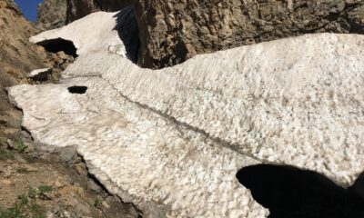 Sıcak havaya rağmen erimeyen kar tünelleri görenleri şaşırtıyor
