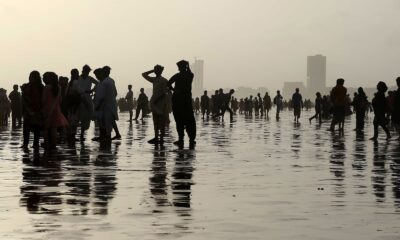 Sıcaktan bunalan Pakistanlılar plaja akın etti, Covid-19 unutuldu