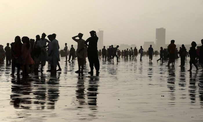 Sıcaktan bunalan Pakistanlılar plaja akın etti, Covid-19 unutuldu