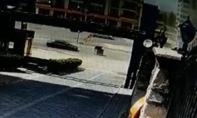 Şiddetli rüzgarın yola savurduğu konteynere araç çarptı