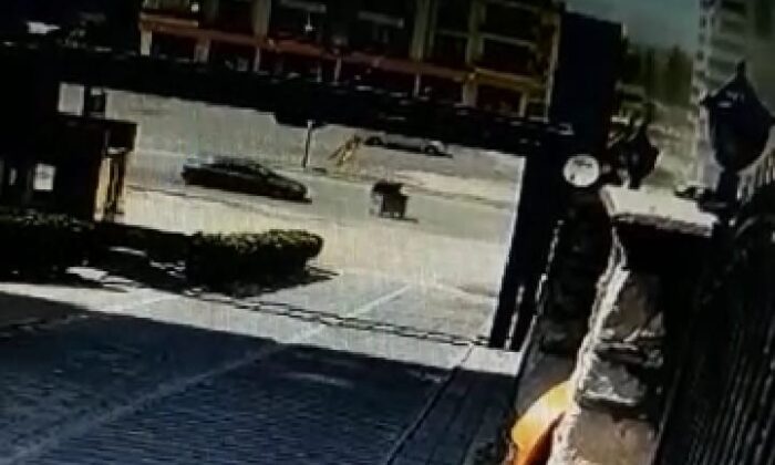 Şiddetli rüzgarın yola savurduğu konteynere araç çarptı