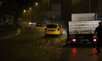 Şiddetli yağış hayatı olumsuz etkiledi: Araçlar yollarda kaldı