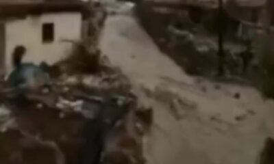 Şiddetli yağış köydeki yolları dereye çevirdi