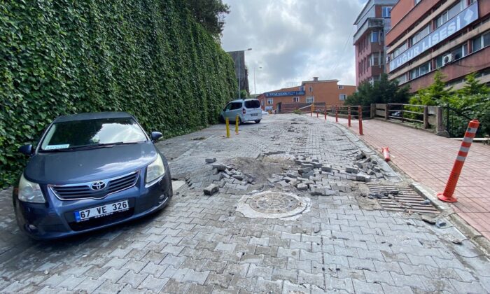 Şiddetli yağış sonrası hastane yolu kullanılmaz hale geldi