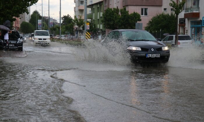 Şiddetli yağmur caddeleri suyla doldurdu