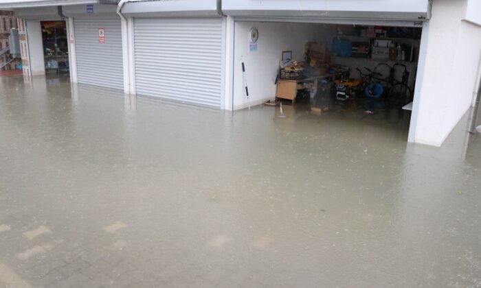 Şiddetli yağmur garaj ve depoları göle çevirdi