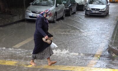 Şiddetli yağmur Kırıkkale’de yolları göle çevirdi