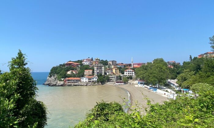 Şiddetli yağmur sonrası plaj çamur rengini aldı