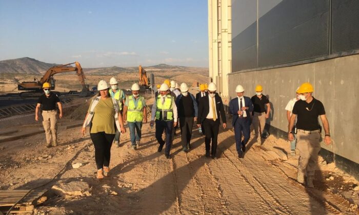 Siirt Valisi Hacıbektaşoğlu, çinko izabe tesisi inşaatında incelemelerde bulundu