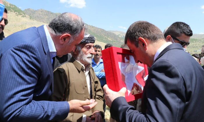 Siirt Valisi Hacıbektaşoğlu, şehit güvenlik korucusu Mehmet Babat’ın ailesine taziye ziyaretinde bulundu