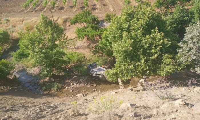 Siirt’te araç dereye yuvarlandı, sürücü yara almadan kurtuldu