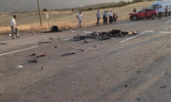 Siirt’te iki araç kafa kafaya çarpıştı:3 yaralı