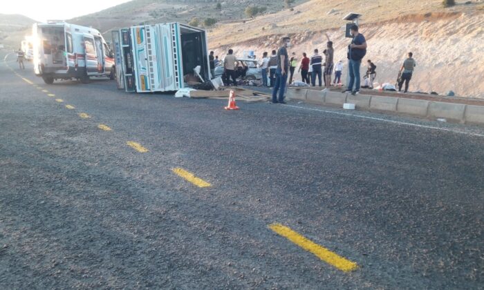 Siirt’te kamyonet ve otomobil çarpıştı:2 ölü, 6 yaralı
