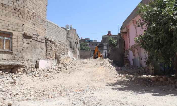 Siirt’te metruk binaların yıkımı sürüyor