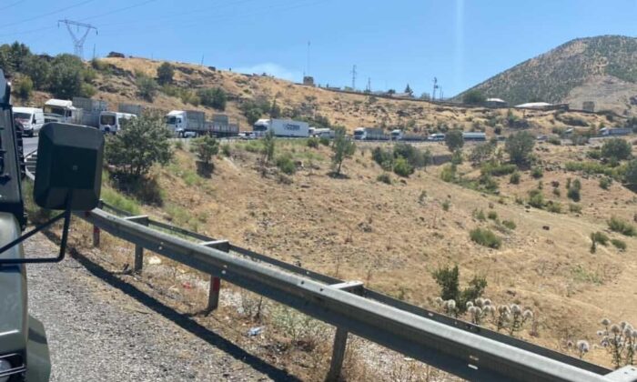 Siirt’te tır devrildi, yol çift taraflı ulaşıma kapandı