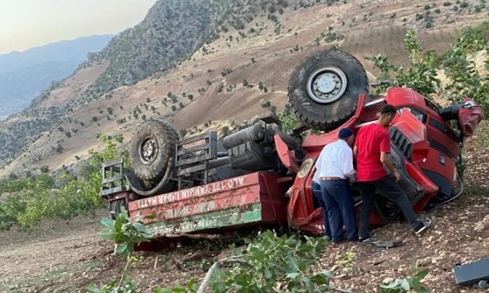 Siirt’te yangını söndürmeye giden itfaiye aracı şarampole yuvarlandı: 2 yaralı