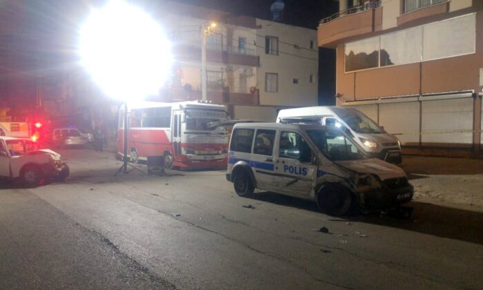 Silahlı kavgaya karışan şahıs gasp ettiği kamyonetle polis aracına böyle çarptı: 2’si polis 5 yaralı