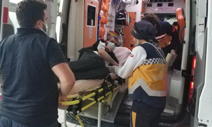 Silahlı saldırıda kazara vuruldu