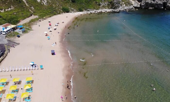 Şile Uzunkum Plajı’nda ‘Mavi Bayrak’ dalgalanmaya başladı